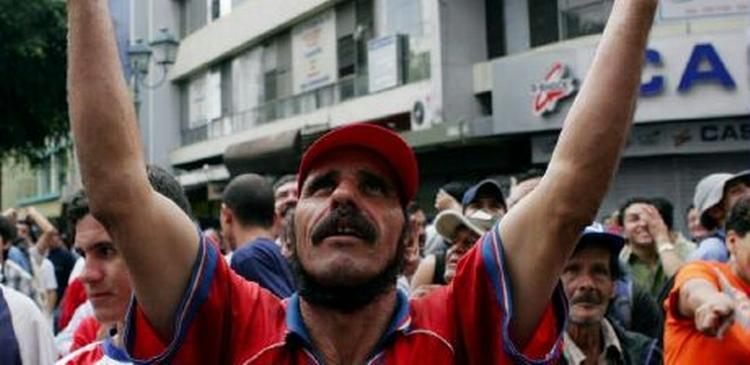 Hjemme i Costa Rica fulgte tusinder af fans landsholdet på storskærme, men blev skuffet hver gang de spillede. - Foto: AP 