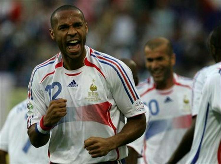 Thierry Henry (billedet) får selskab af David Trezeguet i den franske offensiv. - Foto: AP. 