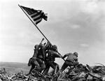 Det amerikanske marinekorps - 'læderhalsene' - blev udødeliggjort ved den mytiske sejr over japanerne ved Ivo Jima i 1945. Nu er korpsets ære blevet plettet efter flere sager om soldaters overgreb på civile. - Arkivfoto: Joe Rosenthal 