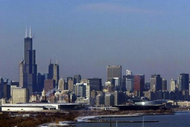 Sears Tower (til venstre) er en af verdens højeste bygninger og mere end 100 firmaer har kontorer i bygningen. - Foto: AP 