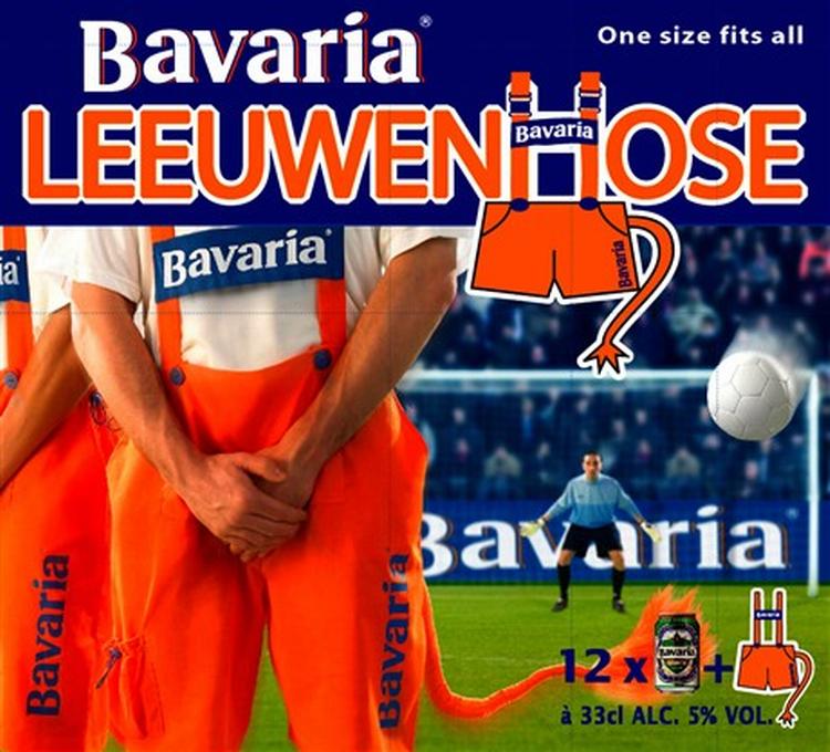 Hollandske fans fik konfiskeret bukserne, da de mødte frem til kampen mod Elfenbenskysten. FIFA mente, at sponsorerne ville blive krænket. - Foto: Bavaria 