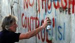 'No Thought Control' skriver Roger Waters her på den israelske sikkerhedsbarriere - et citat fra sangen 'Another Brick in the Wall'. - Foto: AP 