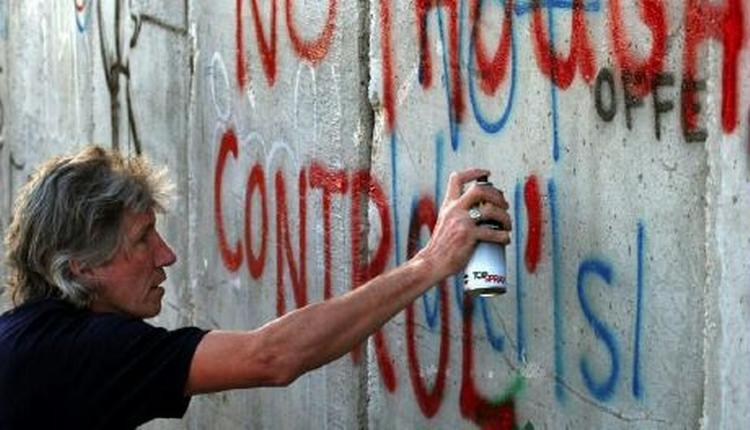 'No Thought Control' skriver Roger Waters her på den israelske sikkerhedsbarriere - et citat fra sangen 'Another Brick in the Wall'. - Foto: AP 