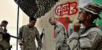Amerikanske soldater gør klar til dagens hårde virkelighed ved deres base uden for Fallujah, Irak, d. 3. november, 2004. - Foto: ANJA NIEDRINGHAUS 