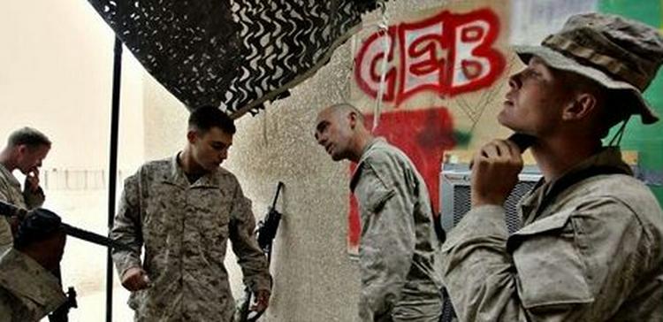 Amerikanske soldater gør klar til dagens hårde virkelighed ved deres base uden for Fallujah, Irak, d. 3. november, 2004. - Foto: ANJA NIEDRINGHAUS 