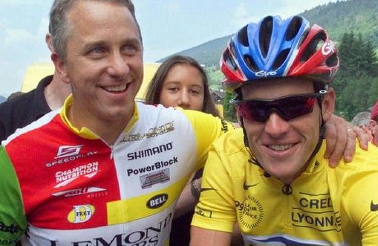 Lance Armstrong ses her med den tidligere Tour de France-helt Greg Lemond under det franske etapeløb i 1999. - Arkivfoto: AP 