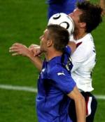 Italieneren Daniele De Rossi fik fire spilledages karantæne for denne albue i hovedet på USA's Brian McBride. - Foto: AP 