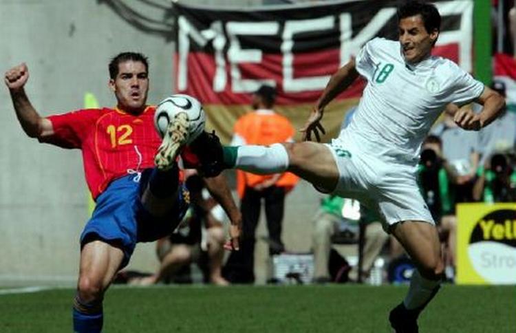 Spaniens Antonio Lopez (t.v.) i nærkamp med Saudi Arabiens Nawaf Al Temyat. - Foto: AP. 