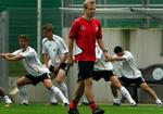 Jürgen Klinsmann og de tyske spillere er topmotiverede til kampen mod Sverige. - Foto: AP. 