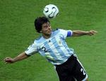 Trods sine beskedne 177 centimeter, så er Roberto Ayala fremragende i luftspillet. - Foto: AP. 