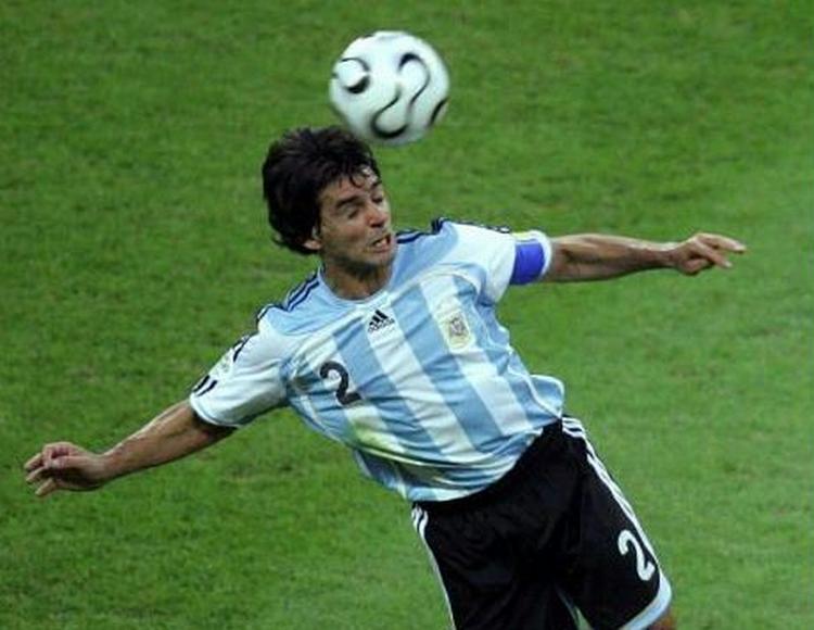 Trods sine beskedne 177 centimeter, så er Roberto Ayala fremragende i luftspillet. - Foto: AP. 