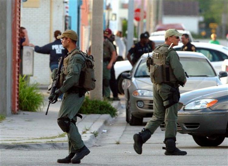 Syv blev fredag anholdt af FBI i Miami-bydelen Liberty City.   Foto: Peter Andrew Bosch/AP 