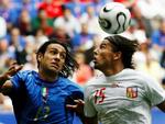 Nesta (t.v.) i kampe med Tjekkiets Milan Baros. - Foto: AP. 