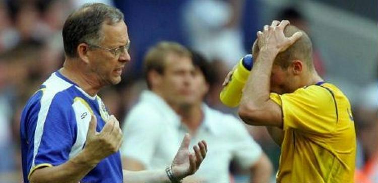 Landstræner Lars Lagerbäck og Fredrik Ljungberg kigger opgivende på hinanden. - Foto: AP 
