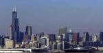 Sears Tower (til venstre) er en af verdens højeste bygninger og mere end 100 firmaer har kontorer i bygningen. - Foto: AP 