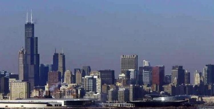 Sears Tower (til venstre) er en af verdens højeste bygninger og mere end 100 firmaer har kontorer i bygningen. - Foto: AP 