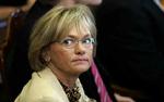 Vælgerne giver Pia Kjærsgaard en lussing, efter at efterlønsalderen er sat i vejret - Foto: AP 