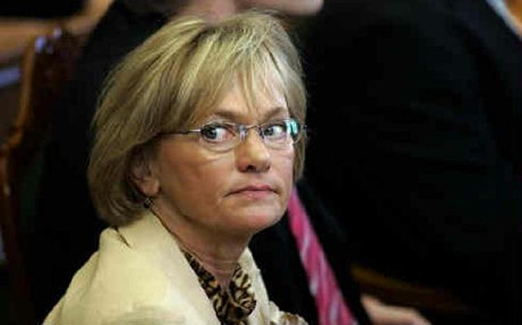 Vælgerne giver Pia Kjærsgaard en lussing, efter at efterlønsalderen er sat i vejret - Foto: AP 