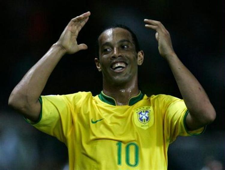 Ronaldinho lover, at spillet bliver bedre. - Foto. AP. 