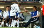 Oliver Kahn (t.h.) ønskede Lukas Podolski tillykke med scoringen mod Sverige i går. - Foto: AP. 