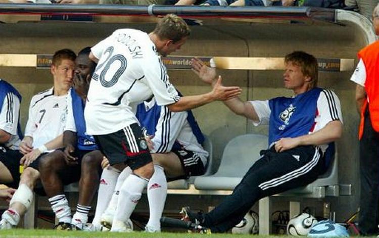 Oliver Kahn (t.h.) ønskede Lukas Podolski tillykke med scoringen mod Sverige i går. - Foto: AP. 