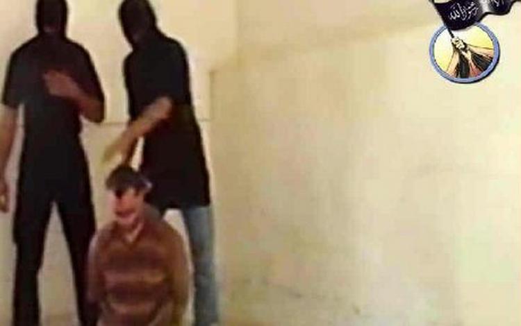 På en video hævder al-Qaeda i Irak, at de har henrettet fire russiske diplomater - Foto: AP 