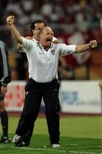 Portugals træner Luis Felipe Scolari er ikke nervøs for opstillingen før kampen mod England, selv om han mangler flere nøglespillere efter 'slaget' mod Holland. - Foto: AP 