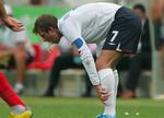 David Beckham kastede flere gange op under kampen mod Ecuador - efter at han havde scoret det afgørende mål. - Foto: AP 