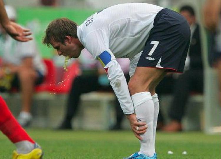 David Beckham kastede flere gange op under kampen mod Ecuador - efter at han havde scoret det afgørende mål. - Foto: AP 