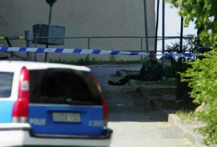 En norsk mand var årsag til evakuering af et boligområde i Stockholm søndag. Undersøgelser viser nu, at han havde en bombe i det bælte, han havde fået om maven. - Foto: AP 