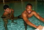 Lægen Odyr de Souza hjælper Robinho med at blive sin skade kvit. - Foto: AP. 