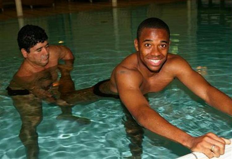 Lægen Odyr de Souza hjælper Robinho med at blive sin skade kvit. - Foto: AP. 