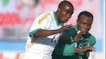 Siyabonga Nomvethe (t.v.) i kampe med Nigerias Isaac Okoronkwo under African Nations Cup i 2004. - Foto: AP. 