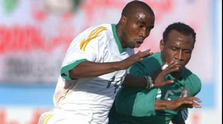 Siyabonga Nomvethe (t.v.) i kampe med Nigerias Isaac Okoronkwo under African Nations Cup i 2004. - Foto: AP. 