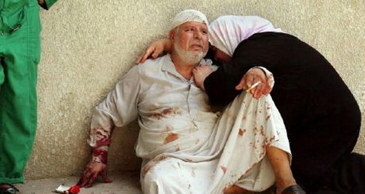 Faderen til en politimand, der er blevet dræbt af bevæbnede mænd i byen Baqouba, bliver trøstet af sin søster. - Foto: AP 