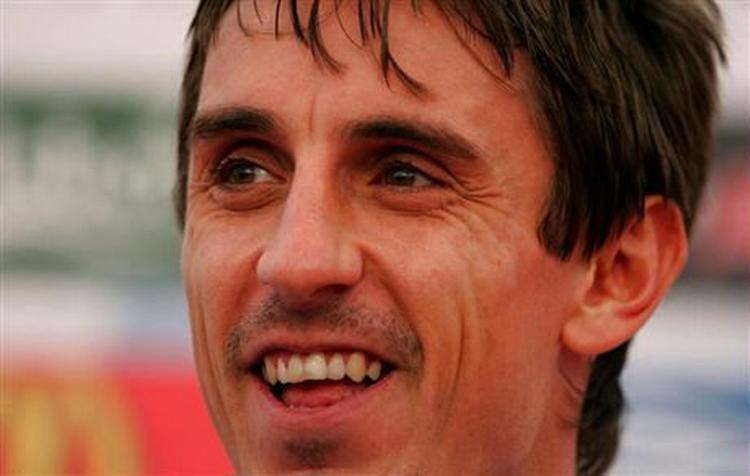 Gary Neville kan smile igen og forventes klar til kvartfinalen mod Portugal. - Foto: AP. 