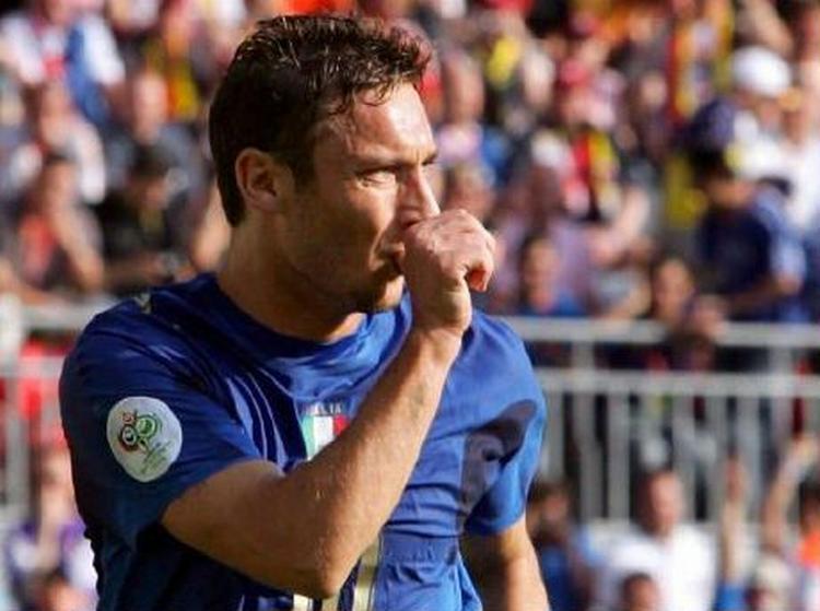 Totti sendte Italien videre fem minutter inde i overtiden. - Foto: AP. 