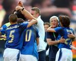 Italiensk jubel efter 1-0-målet. - Foto: AP. 