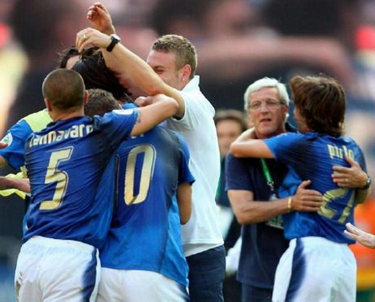 Italiensk jubel efter 1-0-målet. - Foto: AP. 