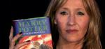 Forfatteren J.K. Rowling med et eksemplar af den seneste bog: 'Harry Potter And The Half-Blood Prince'. - Foto: AP 