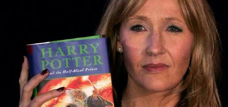 Forfatteren J.K. Rowling med et eksemplar af den seneste bog: 'Harry Potter And The Half-Blood Prince'. - Foto: AP 