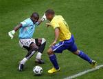 Ronaldo dribler forbi målmand Richard Kingson og scorer til 1-0. - Foto: AP. 