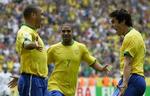 Ronaldo fejrer sin 15. VM-kasse med Adriano og Kaká. - Foto: AP. 