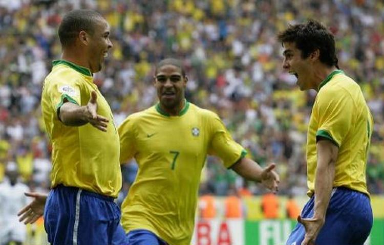 Ronaldo fejrer sin 15. VM-kasse med Adriano og Kaká. - Foto: AP. 