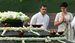 To af tidligere premierminister Rajiv Gandhis børn beder ved en mindehøjtidelighed for deres dræbte far i Indien 21. maj i år. - Arkivfoto: AP 