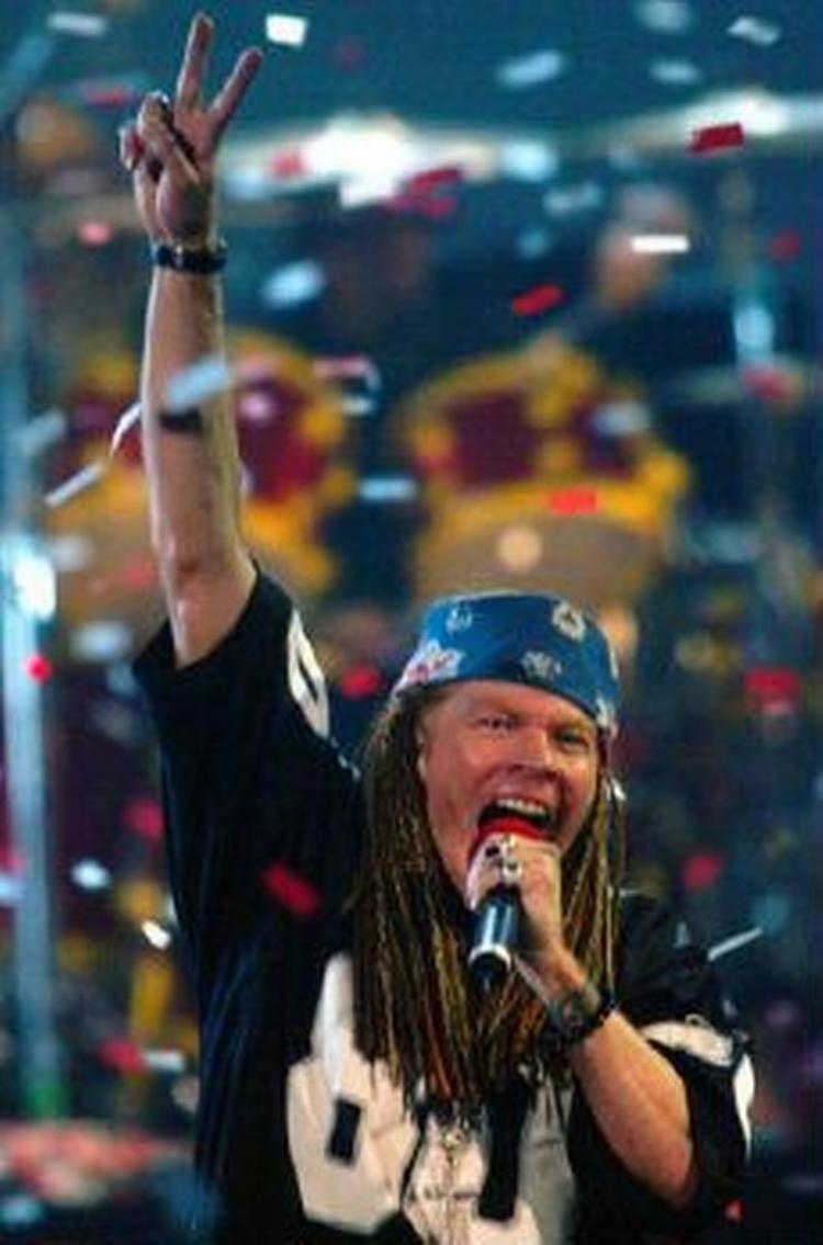 Axl Rose ved en optræden i 2002. Han er nu løsladt af svensk politi og ventes at optræde på Roskilde Festival torsdag aften. - Arkivfoto: AP 