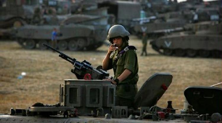 De israelske kampvogne rumler uden for Gaza sent i dag. Og en bro er blevet angrebet. - Foto: AP 