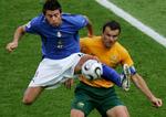 Andrea Barzagli i kamp med Australiens Mark Viduka i VM-ottendedelsfinalen. - Foto: AP. 