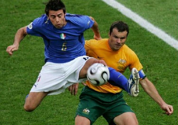 Andrea Barzagli i kamp med Australiens Mark Viduka i VM-ottendedelsfinalen. - Foto: AP. 