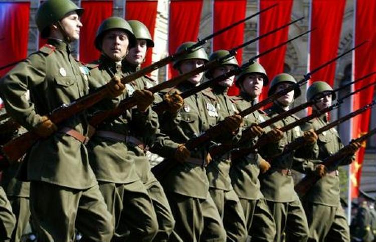 Russiske soldater iført den røde hærs udstyr fra Anden Verdenskrig markerer 9. maj 2006 årsdagen for sejren over tyskerne. Russiske specialstyrker skal nu sendes på mission i Irak. - Arkivfoto: AP 